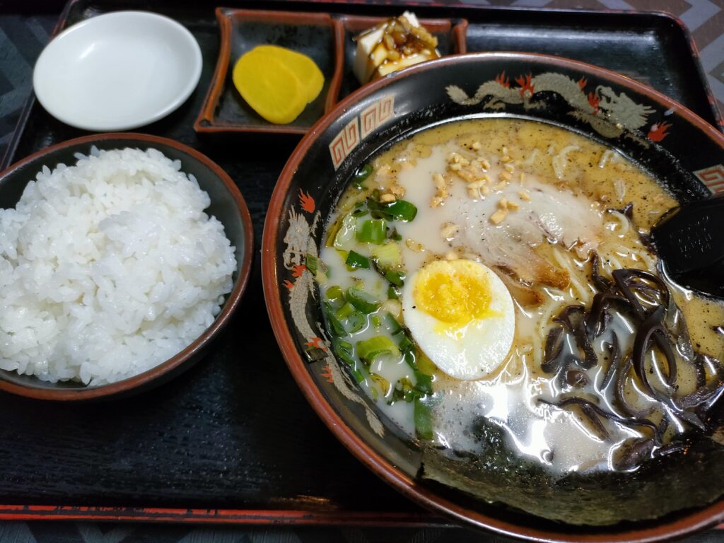 【尺間らーめん】こってり濃厚な熊本ラーメン！阿蘇の最強ラーメンのお店 | 32調