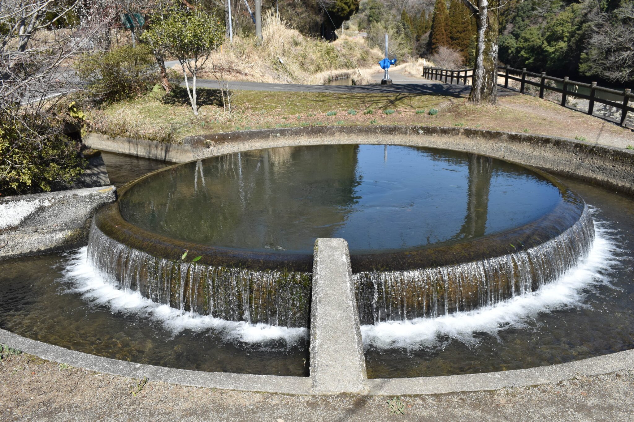 山都町の観光スポット【円形分水】(通潤用水 小笹円形分水) | 32調