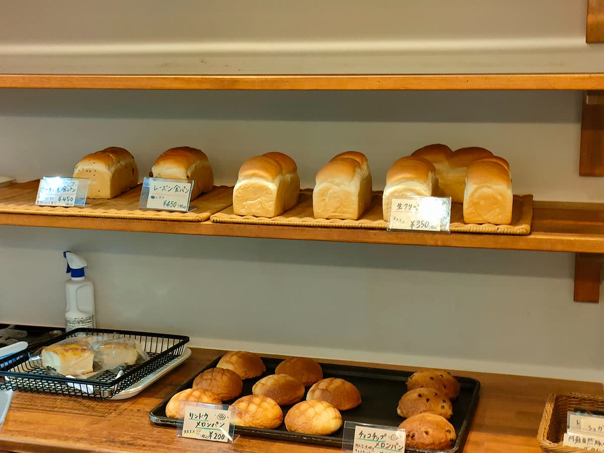 リンドウベーカリー（Rindo Bakery）食パンとメロンパン